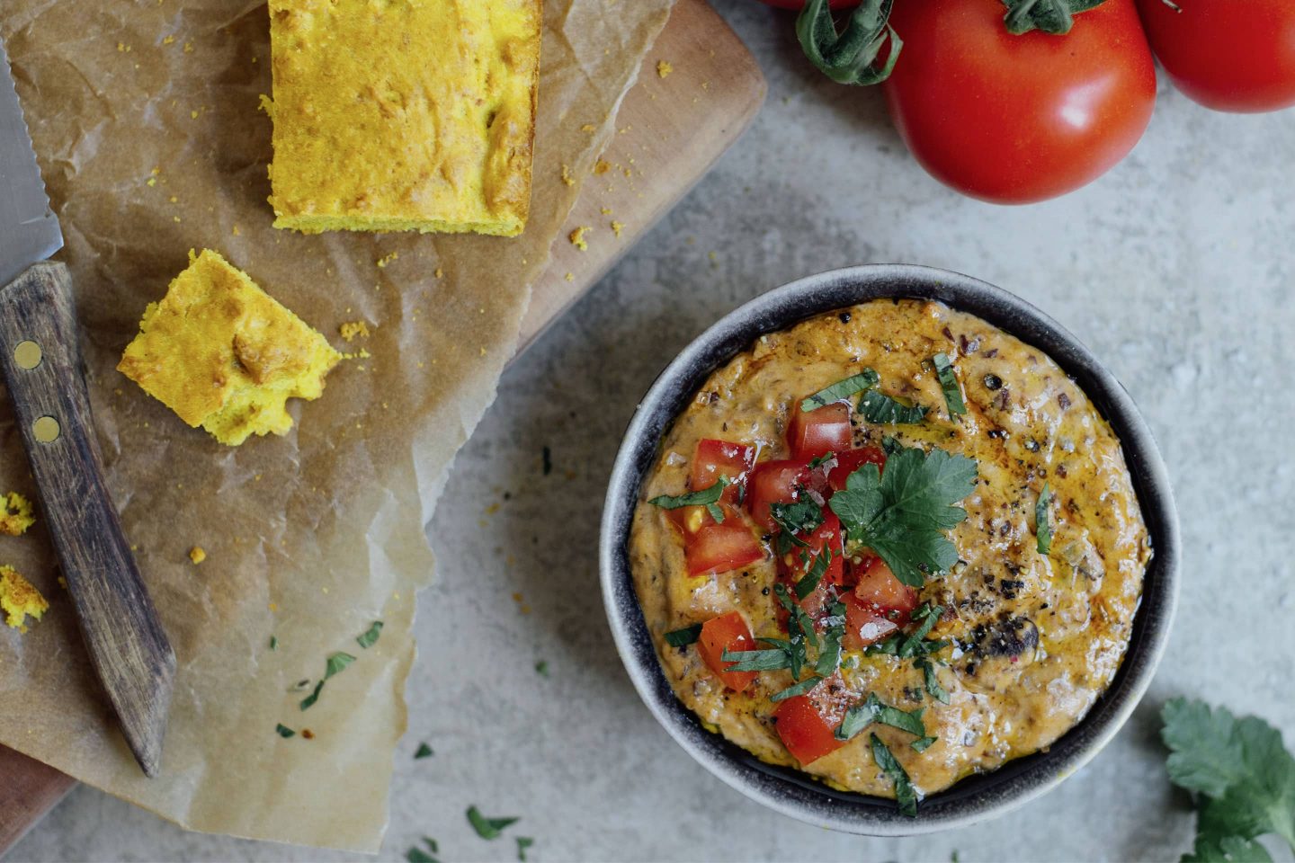 Bohnenmus mit Curcuma Maisbrot